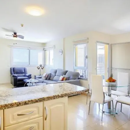 Stunning Apartment In Adeje With Outdoor Swimming Pool, Wifi And 2 Bedrooms アパート アデヘ
